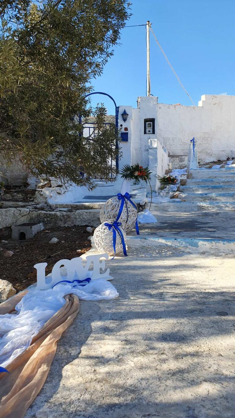 Στολισμός εκκλησίας για γάμο