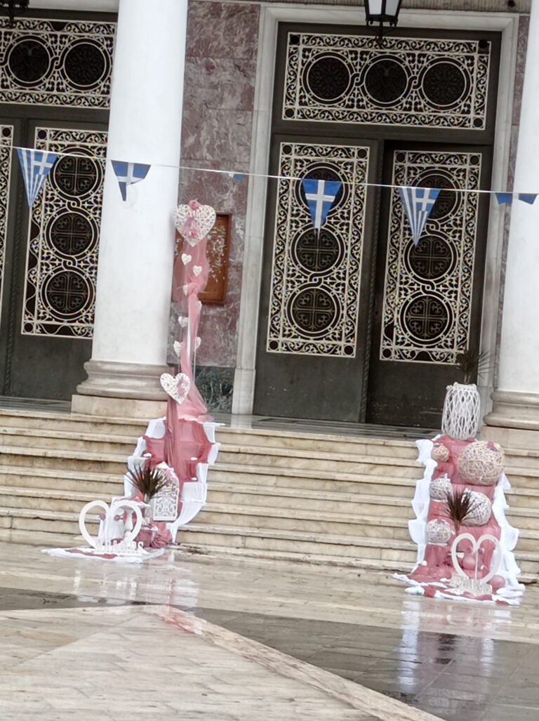 Στολισμός εκκλησίας για γάμο