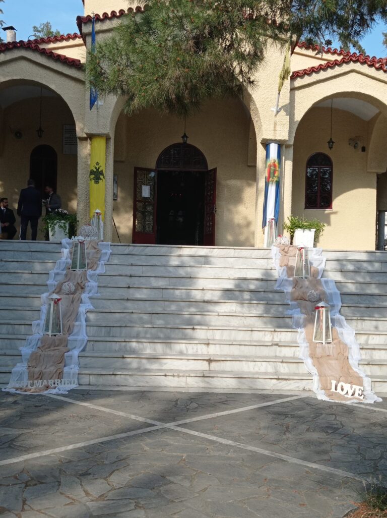 Στολισμός εκκλησίας για γάμο