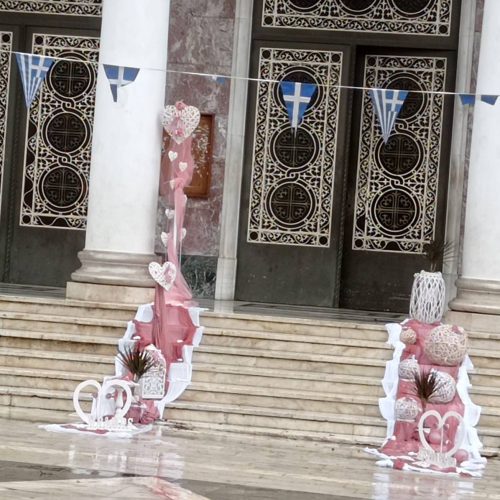 Φωτογραφία στολισμού με ξύλινες καρδιές στα σκαλιά εκκλησίας