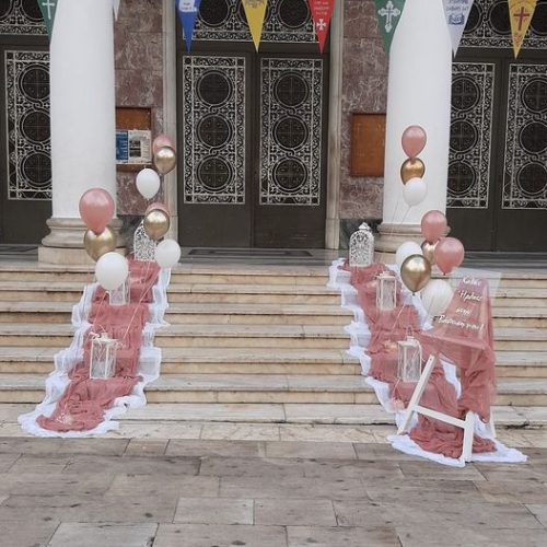 Φωτογραφία στολισμού βάπτισης με μπαλόνια, φανάρια και γάζες στα σκαλιά
